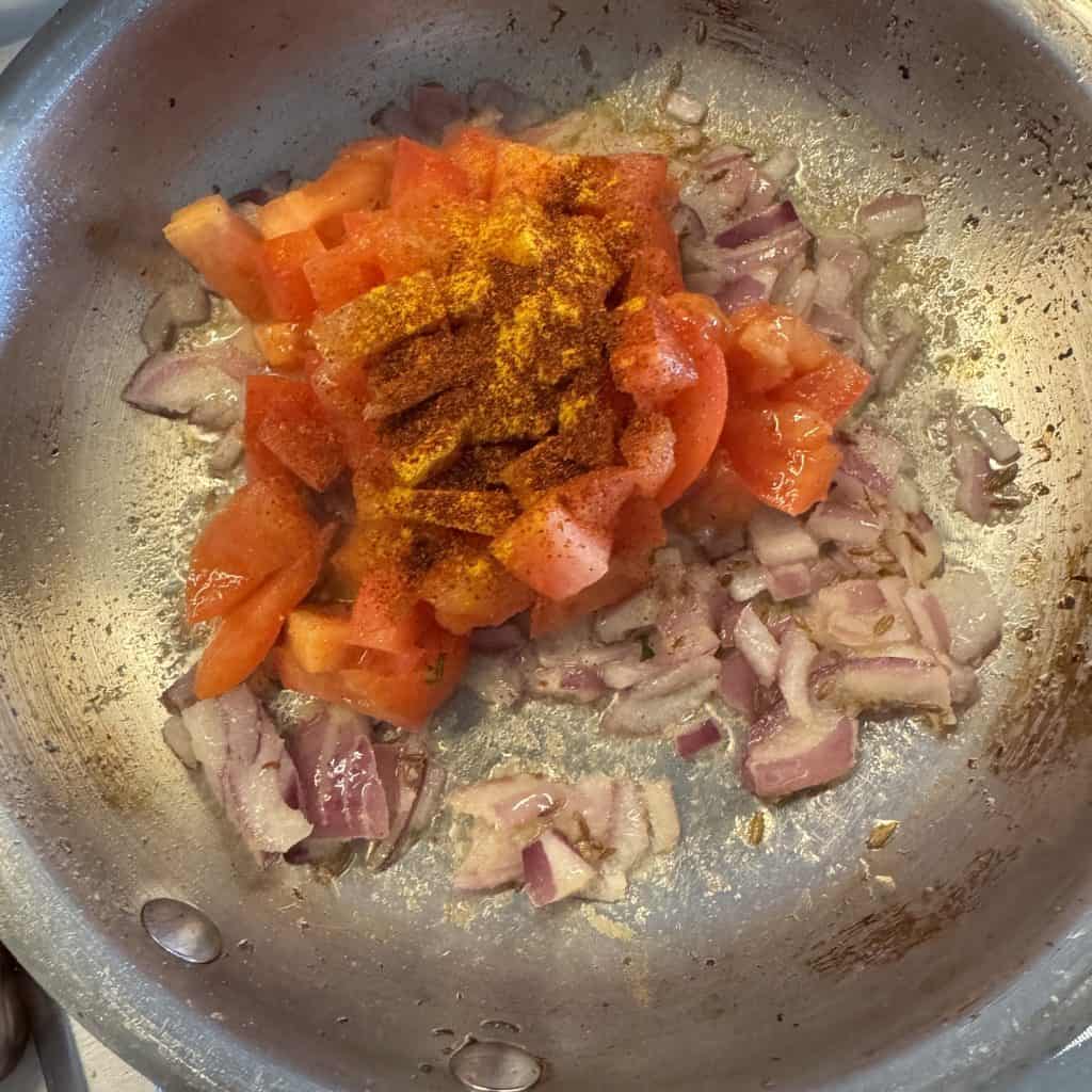 Image: Spices sprinkled on tomatoes and onions